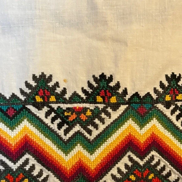 Embroidered White  table runner with Multicolor Patterns - Picture 2 of 3